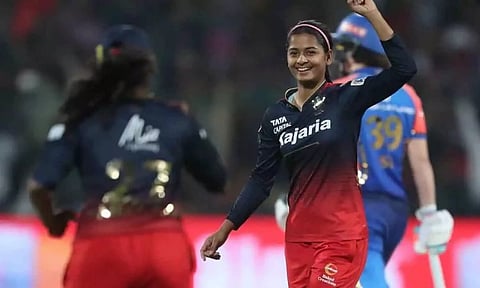 ஸ்ரேயங்கா பாட்டீல் சுழலில் சுருண்டது டெல்லி.. ஆர்சிபி வெற்றி பெற 114 ரன்கள் வெற்றி இலக்கு