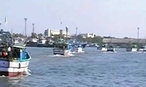 தூத்துக்குடியில் விசைப்படகு மீனவர்கள் கடலுக்கு செல்லாமல் போராட்டம்