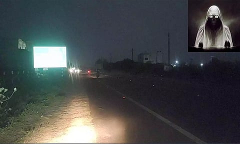 பேய் பீதியால் சாலையில் கோழி பலியிட்டு பூஜை