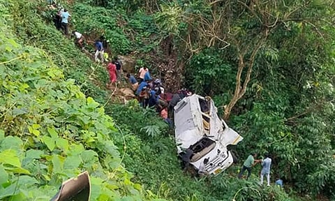 கேரளாவில் வேன் கவிழ்ந்து விபத்து- தமிழகத்தை சேர்ந்த இருவர் பலி