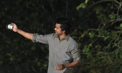 கேரளாவில் அதகளம் செய்த ரசிகர்கள் - மீண்டும் தன் ஸ்டைலில் செல்ஃபி எடுத்துக் கொண்ட விஜய்