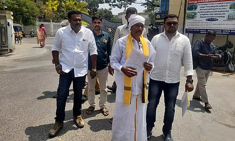 கோவை கலெக்டர் அலுவலகத்திற்கு வேட்புமனுத்தாக்கல் செய்ய வந்த நூர்முகமதுவை காணலாம்.