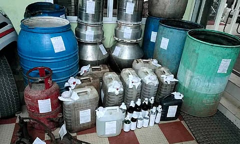 கம்பம் அருகே பண்ணையில் பதுக்கிய 400 லிட்டர் சாராய ஊறல் பறிமுதல்