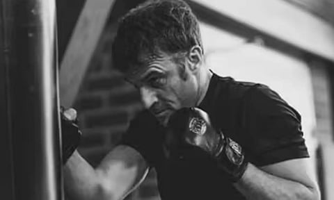 விமர்சனத்துக்குள்ளான பிரான்ஸ் அதிபரின் பாக்சிங் புகைப்படங்கள்