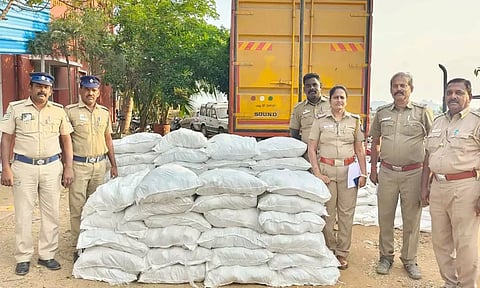 சரக்கு லாரியில் தனியறை அமைத்து கடத்தப்பட்ட ரூ.15 லட்சம் மதிப்பிலான குட்கா பறிமுதல்