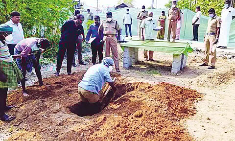 விவசாயி கொலை- உடலை தோண்டி எடுத்து போலீசார் விசாரணை