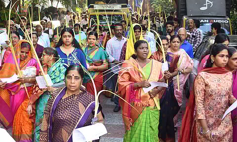 கிறிஸ்தவ ஆலயங்களில் இன்று குருத்தோலை பவனி