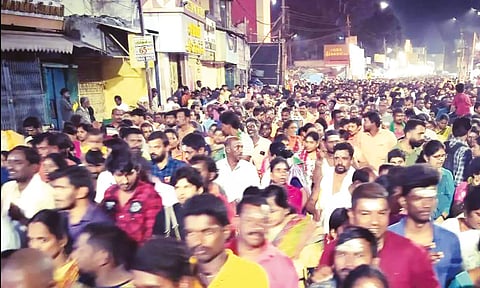 பவுர்ணமியை யொட்டி திருவண்ணாமலையில் ஏராளமான பக்தர்கள் கிரிவலம்