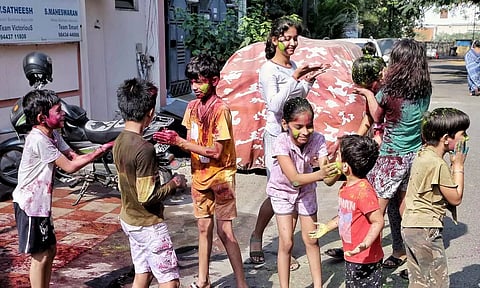 ஹோலி பண்டிகையை உற்சாகத்துடன் கொண்டாடிய வடமாநில மக்கள்