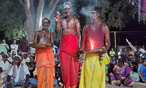 முருகன் கோவில் வேலில் சொருகப்பட்ட 9 எலுமிச்சம் பழம் ரூ.2 லட்சத்து 36 ஆயிரத்துக்கு ஏலம்