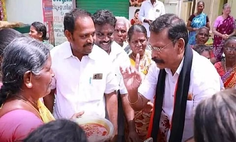 ஓட்டு குறைந்தால் பதவி பறிபோகும்: வேட்பாளருக்காக சொந்த பணத்தை செலவு செய்யும் தி.மு.க. நிர்வாகிகள்