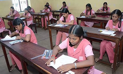 10-ம் வகுப்பு பொதுத்தேர்வு தொடங்கியது