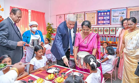 தமிழ்நாட்டை போல இலங்கையில் பள்ளி மாணவர்களுக்கு காலை உணவு திட்டம்- அதிபர் ரணில் விக்ரமசிங்கே தொடங்கி வைத்தார்