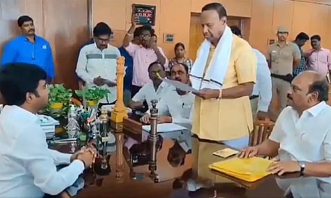 உறுதிமொழி எடுக்க தடுமாறிய டி.ஆர். பாலு?