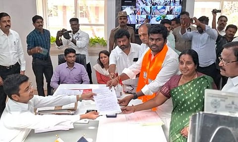 கோவை பாராளுமன்ற தொகுதி- வேட்பு மனுவை தாக்கல் செய்தார் பா.ஜ.க வேட்பாளர் அண்ணாமலை