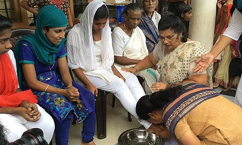 புனித வியாழன்: பெண்களின் கால்களை கழுவும் நிகழ்ச்சி