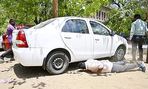 மதுரை கலெக்டர் அலுவலகத்தில் மர்மமாக நின்ற காரில் வெடிகுண்டு தடுப்பு பிரிவு போலீசார் சோதனை செய்தபோது எடுத்தபடம். 