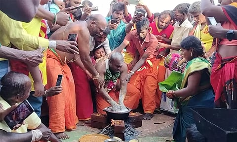 கொதிக்கும் எண்ணையில் கைகளை விட்டு வடை சுட்ட பக்தர்