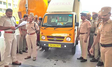 எளாவூர் சோதனைச்சாவடியில் போலீஸ் சூப்பிரண்டு சீனிவாசபெருமாள் ஆய்வு செய்த போது எடுத்த படம்.