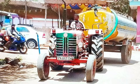 டேங்கருடன் கூடிய டிராக்டரை ஓட்டும் 12 வயது சிறுவன்- அச்சத்தில் உள்ளூர் மக்கள்