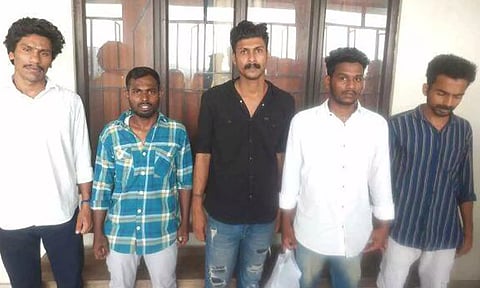 இரட்டை ஆயுள் தண்டனை விதிக்கப்பட்டவர்களில் 5 பேரை படத்தில் காணலாம்.