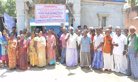 தார்சாலை அமைக்காததை கண்டித்து கருப்பு கொடி ஏந்தி கிராம மக்கள் தேர்தல் புறக்கணிப்பு போராட்டம்