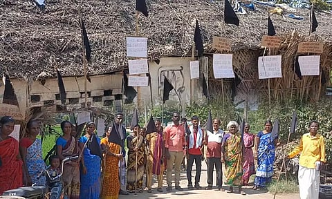 வீடு தோறும் கருப்புக்கொடி ஏந்தி தேர்தலை எதிர்த்துப் போராடும் கிராமம்