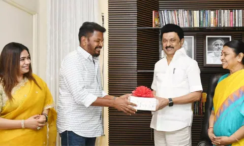 முதல்வரை சந்தித்த இயக்குனர் ஷங்கர் தனது மகளின் திருமண அழைப்பிதழை தந்தார்