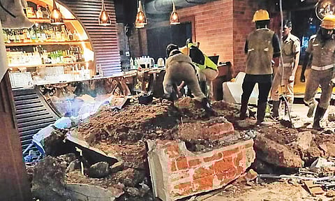 மதுபான விடுதி மேற்கூரை இடிந்து விபத்து: மேலாளர் கைது