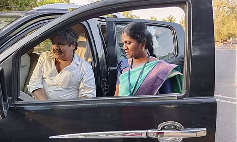 காரை மடக்கிய அதிகாரிகள்... பவுடர் தான் இருக்கு.. பூசிக் கொள்கிறீர்களா... மன்சூர் அலிகான்