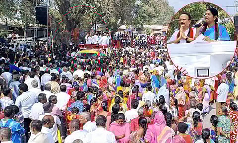 கோவை துடியலூர் சந்தைக்கடை பகுதியில் தி.மு.க. வேட்பாளரை ஆதரித்து கனிமொழி எம்.பி. வாக்கு சேகரித்த காட்சி.