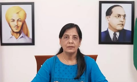 "கெஜ்ரிவாலுக்கு ஆசீர்வாதம்": அவரது மனைவி புதிய பிரசாரத்தை தொடங்கினார்