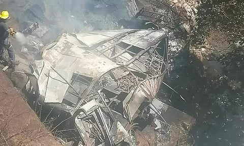 பாலத்தில் இருந்து 165 அடி உயர பள்ளத்தில் பஸ் கவிழ்ந்து 45 பேர் பலி