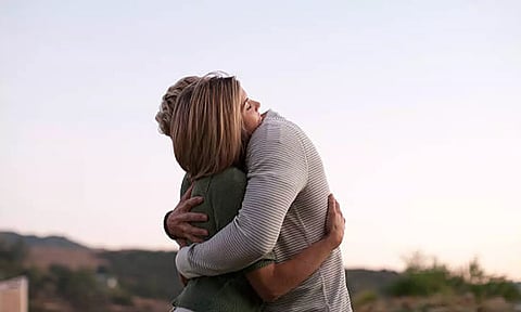 கட்டிப்பிடி வைத்தியம் மூலம் லட்சக்கணக்கில் சம்பாதிக்கும் பெண்