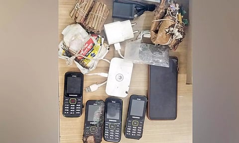 புதுச்சேரி ஜெயிலுக்குள் கஞ்சா பொட்டலங்கள்- 5 செல்போன்களுடன் பார்சல் வீச்சு