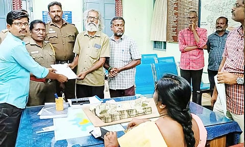 வாகன சோதனையில் சிக்கிய பணத்தை கோட்டாட்சியர் ஜெயந்தியிடம் ஒப்படைத்தபோது எடுத்த படம்.