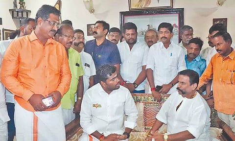 காங்கிரஸ் தலைவரை சந்தித்த அண்ணாமலை: மரியாதை நிமித்தமானது என இரு தரப்பினரும் கருத்து