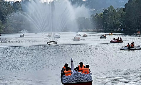 கொடைக்கானல் ஏரியில் செயற்கை நீரூற்றின் நடுவே படகு சவாரி- சுற்றுலா பயணிகள் குதூகலம்