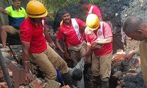 வாய்க்கால் கட்டும் பணியின் போது சுவர் இடிந்து விழுந்து தொழிலாளர்கள் 3 பேர் பலி