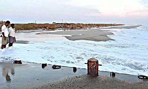 5 அடி உயரத்திற்கு எழுந்த அலையால் சுற்றுலா பயணிகள் செல்ல தடை