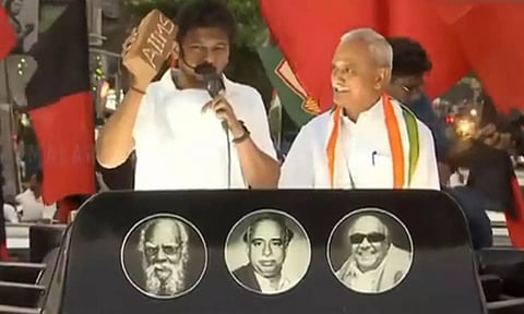 உதயநிதி பிரசாரத்தில் எய்ம்ஸ் செங்கல்லை காட்ட சொல்லி வற்புறுத்திய தொண்டர்கள்