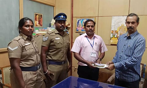 பறிமுதல் செய்யப்பட்ட பணம் தேர்தல் அதிகாரியிடம் ஒப்படைக்கப்பட்ட காட்சி.