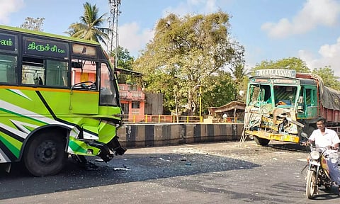 விபத்தில் சிக்கிய தனியார் பஸ்-லாரி.