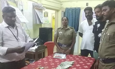 பறிமுதல் செய்த பணத்தை படத்தில் காணலாம்.