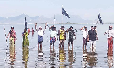 வைகை அணை நீரில் இறங்கி கருப்பு கொடியுடன் போராட்டம்: தேர்தலை புறக்கணிக்கப்போவதாகவும் அறிவிப்பு
