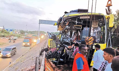திருச்சி பால்பண்ணை அருகே லாரி மீது ஆம்னி பஸ் மோதி டிரைவர் உள்பட 2 பேர் பலி