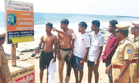 எச்சரிக்கையை மீறி கடலில் குளித்த வாலிபர்களுக்கு நூதன தண்டனை வழங்கிய போலீசார்