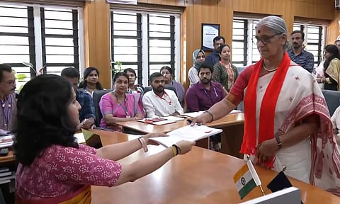 வயநாடு தொகுதியில் போட்டியிட கம்யூனிஸ்ட் கட்சி வேட்பாளர் ஆனி ராஜா வேட்பு மனு தாக்கல்