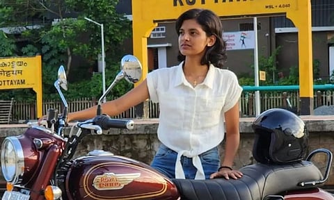 ராயல் என்பீல்டு மோட்டார்சைக்கிளுடன் மாணவி தியா ஜோசப்