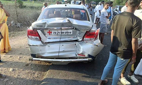 கார் மீது பஸ் மோதி விபத்து- அ.தி.மு.க. பிரமுகர் படுகாயம்